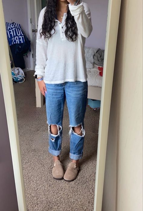 Cute Outfits For Tennessee, Easy Simple School Outfits, Brown Clogs Outfit For Women, Outfits To Wear In Arizona, 87 Degree Weather Outfit, Fun Spring Outfits For Women, Cute Comfy Modest Outfits, End Of Summer Fall Outfits, Outfits With Ugg Clogs