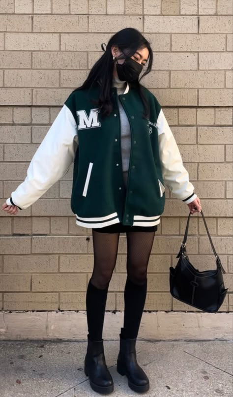 Winter Outfits Varsity Jacket, Outfits With Baseball Jacket, How To Style Baseball Jacket, Varsity Jacket Women Outfit, How To Style Varsity Jacket Girl, Base Ball Jacket Outfit, Expensive Winter Outfits, Varsity Jacket Outfit Girl, Green Baseball Jacket Outfit