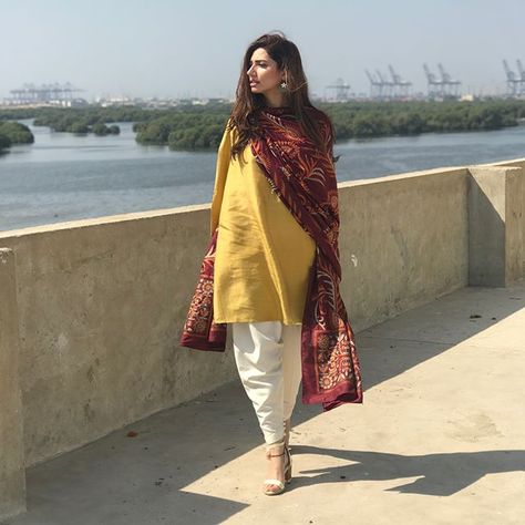 sarika (@sarikaalam) • Instagram photos and videos Dhoti Pants Outfit, Dhoti Salwar Suits, Indian Fashion Trends, Dhoti Pants, Casual Indian Fashion, Desi Fashion Casual, Printed Dupatta, Salwar Kamiz, Pakistan Fashion