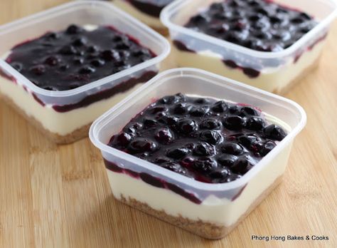 Bakery Packaging Ideas, Tray Bake Cakes, Pastries Ideas, Cheesecake Blueberry, Peda Recipe, Blueberry Topping, Mini Cheesecake Recipes, Dessert Box, Donut Box