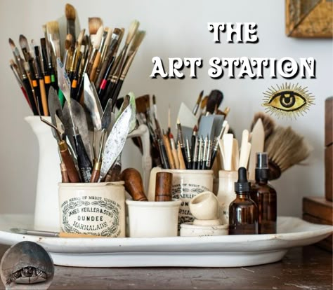 Antique Art Supplies, Art Studio Corner Ideas, Art Studio Desk Organization, Art Studio Desks, Office Studio Space, Small Space Art Corner, Arts And Crafts Office, Art Studio With Couch, Paint Set Up Aesthetic