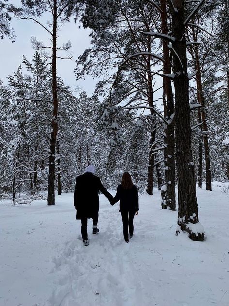 Snow Pictures With Boyfriend, Couple Walking Together Aesthetic, Couple Mountain Pictures, Snow Inspiration, Pieces Aesthetic, Winter Goals, Winter Couple Pictures, Booktok Aesthetic, Saturday Pictures