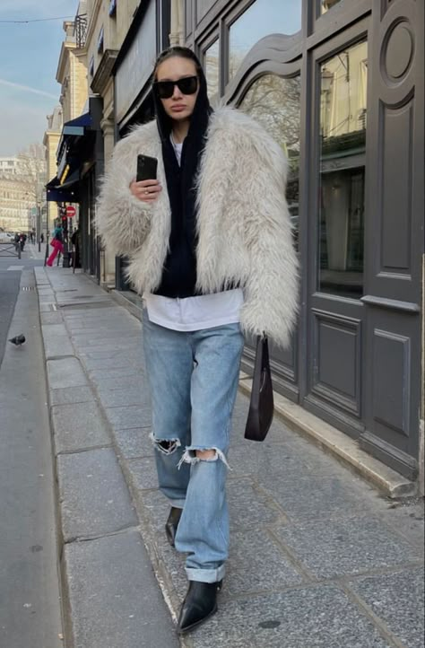 Berlin Winter Street Style, Faux Fur Outfit Ideas, Shaggy Jacket Outfit, Winter Layering Outfits Street Style, Fur Jacket Street Style, Layering Outfits Street Style, White Fur Coat Outfit, Old Money Aesthetic Fall, Street Style French