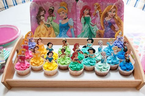 I have made these Disney princess cupcakes twice over the past few months. Once for the girls I babysit and once for my friend's daughter, who just turned four. Just about every little girl loves princesses - or at least goes through an intense, princess-obsessed phase. I know there's another side… Cupcakes Princesas, Disney Princess Birthday Cakes, Disney Princess Cupcakes, Disney Princess Theme, Disney Princess Cake, Disney Princess Birthday Party, Princess Theme Birthday, Princess Theme Birthday Party, Princess Party Ideas