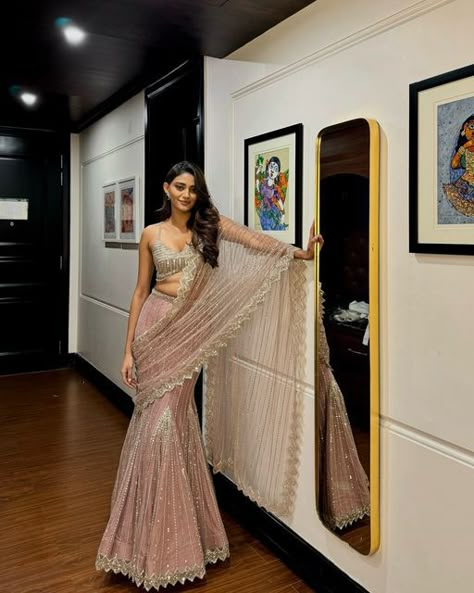 Isa by Dolly Wahal on Instagram: "Shreya @shreyashanker you stunner 🤎The talented actor is such a mood in our champagne saree ✨" Iconic Saree Looks, Lehenga Made By Saree, Saree For Prom, Saree Ideas For Wedding, Indian Saree Aesthetic, Sarees Aesthetic, Champagne Saree, Saree For Girls Farewell, Saree With Jewellery