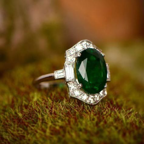 emerald royal wedding idea - vintage oval engagement ring #weddingring #engagementrings Vintage Oval Engagement Rings, Antique Engagement Ring, Oval Engagement, Fabulous Wedding, Emerald Engagement, Wedding Rings Unique, Wedding Rings Vintage, Engagement Rings Oval, Emerald Engagement Ring