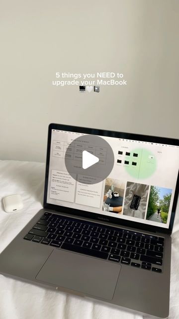 stefania | digital planning on Instagram: "5 things you NEED to upgrade your MacBook💻✨   #desktopwallpaperorganizer #desktopwallpaper #organization #desktoporganizationideas #digitalplanner #studentlife #university #collegelife #schoollife #desktopsetup #macbookorganization #healthylifestyle #productivity #improvement #organizeyourlife #digitalplanning #selflove #motivation #pinterestaesthetic #plannerlife #macbook #ipad #organization #productivity #inspiration #success #dreamlife" Macbook Desktop Ideas, Macbook Organization, Productivity Inspiration, Macbook Ideas, Macbook Mini, Ipad Organization, Selflove Motivation, Feminine Era, Macbook Desktop