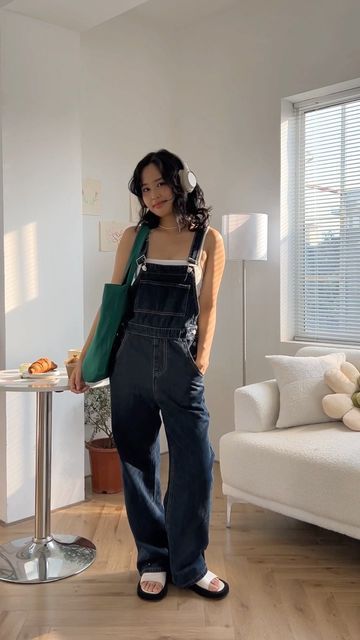 Denim On Denim Summer Outfit, Overall Denim Outfits, Denim Overalls Outfit Aesthetic, Overall Jeans Outfit, Black Overall Outfit, Overall Pants Outfit, Jumper Outfit Denim, Jeans Overall Outfit, Jumper Outfit Ideas