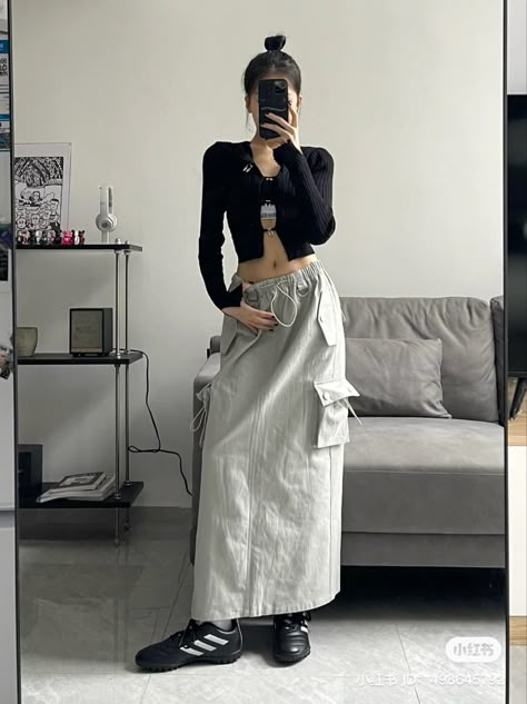 Acubi Fashion Midi Skirt, Cargo Long Skirt Outfit, Skirt Outfits Streetwear, Cargo Maxi Skirt Outfit, Long Cargo Skirt Outfit, Long Skirt Outfits Korean, Korean Girl Dress, Long Cargo Skirt, Long Skirt Aesthetic