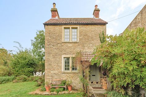 Small Stone Cottage, Cottages Uk, Country Living Uk, British Cottage, Cotswold Cottage, Cotswolds Cottage, Small Cottage Homes, Stone Cottages, Quaint Cottage