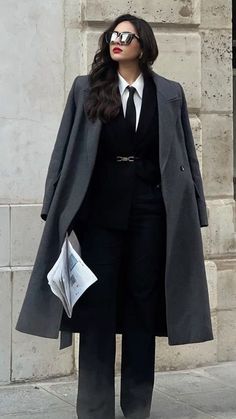 Terno Outfit, Chica Dark, Elegant Casual Dress, Women In Suits, Woman Suit, Trendy Outfits Winter, Business Outfits Women, Fashion Fail, Woman Suit Fashion