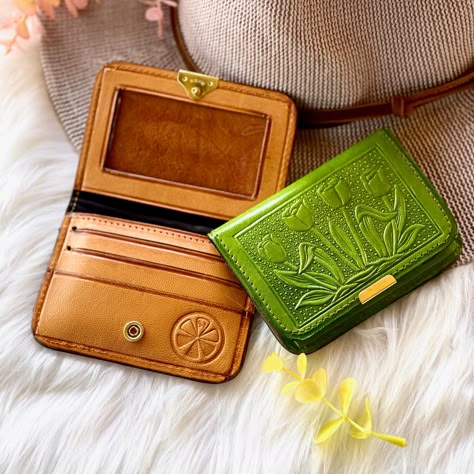 Custom Wallets, Diy En Cuir, Diy Leather Projects, Small Leather Wallet, Unique Wallets, Leather Carving, Wallets For Women Leather, Wallet Gifts, Personalized Gifts For Her