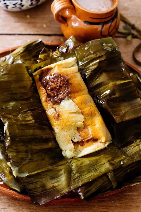 Achiote Chicken, Traditional Tamales, Sweet Tamales, How To Make Tamales, Mole Recipe, Tamales Recipe, Chicken Tamales, Chicken Mole, Restaurant Drinks