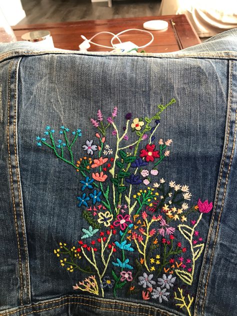 Denim Floral Embroidery, Embroider Denim, Denim Embroidery Jacket, Embroidery Denim, Embroidery Denim Jacket, Denim Jacket Embroidery Ideas, Denim Jacket Embroidery, Embroidery Jeans Diy, Denim Embroidery