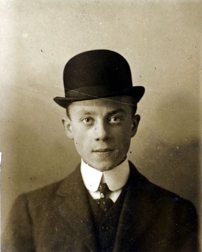 Unknown man in bowler English Gentleman, Vintage Gentleman, Bowler Hat, Derby Hat, Hat Man, Western Hats, Photos Of Women, Derby Hats, Man Photo