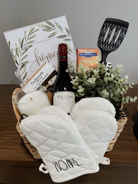 Housewarming Gift Box Ideas, Closing Gifts For Buyers Real Estates, Realtor Closing Gifts For Buyers, Best Closing Gifts For Buyers, Real Estate Gift Basket Ideas, House Warming Gift Basket Ideas Diy, Home Closing Gift Baskets, Real Estate Raffle Basket Ideas, Diy Closing Gifts For Buyers