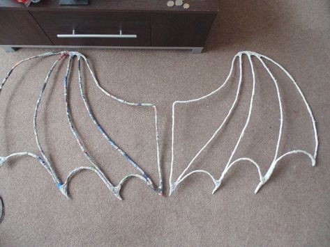 Diy Dragon Wings Costume, Dragon Wing Template, Dragon Wings Cosplay, Toothless Wings, Diy Dragon Wings, Bat Wings Diy, Toothless Cosplay, Diy Fairy Wings, Cosplay Wings