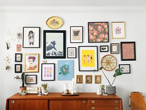 11 Easy Ways To Put Together A Gallery Wall - Chatelaine Pictures On Wall, Desain Editorial, Gallery Wall Inspiration, Gallery Wall Living Room, Wall Inspiration, Gallery Wall Ideas, Wall Living Room, Gallery Walls, Chatelaine