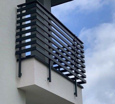 Fence Design For Balcony, Chic Home Exterior, Stair Decorating Ideas, Modern Balcony Railing, Balcony Railing Design Modern, Metal Balcony Railing, Balcony Fence, Iron Balcony Railing, Balustrade Design