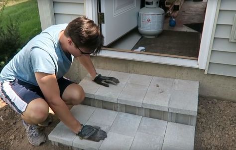 Man stacks cinder blocks by his front door—look at how amazing it is after 6 hours! Cinder Block Stairs, Cinder Block Steps, Block Stairs, Yard Steps, Pool Stairs, Cinder Block Bench, Cabin Porch, Side Entrance, Patio Steps