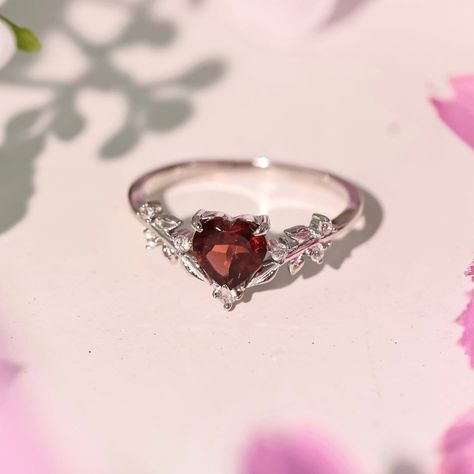 Red Promise Rings For Her, Red Ring Aesthetic, Gothic Promise Rings, Promise Ring Aesthetic, Pretty Promise Rings, Heart Rings Engagement, Red Wedding Rings, Couple Rings Design Unique, Dainty Promise Rings