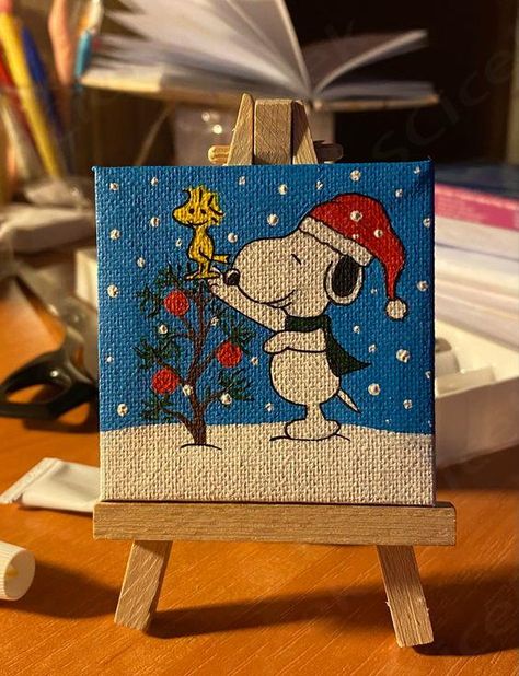 Christmas Cartoon Paintings, New Years Canvas Painting Ideas, Christmas Mini Canvas Ideas, Christmas Snoopy Painting, Cute Christmas Canvas Paintings Easy, Small Canvas Art Christmas, Christmas Art Painting Acrylic Easy, New Year Painting Ideas Canvas, Small Canvas Christmas Paintings