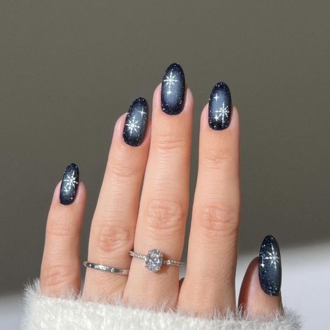 Blue Christmas Nails, Blue And Silver Nails, Winter Nail Art Designs, Short Nails Gel, Cute Nails Short, New Years Nail Designs, Aura Nails, New Years Nails, Christmas Coffee Bar