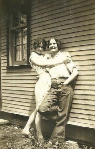 Vintage Lesbian, Old Fashioned Love, Vintage Kiss, Vintage Couples, Vintage Romance, Photo Vintage, Old Love, Stevie Wonder, Oscar Wilde