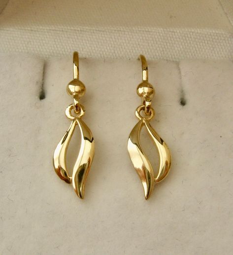 100% AUSTRALIAN MADE BRAND NEW GENUINE SOLID 9ct YELLOW GOLD  ELEGANT DESIGNER DANGLE EARRINGS Stunning, Beautifully Crafted with PRECISION and DETAIL  GENUINE SOLID GOLD   NOT FILLED   NOT PLATED  NOT HOLLOW HALLMARKED (Stamped) 9ct   Earring Width : 6 mm (widest point) Earring Length : 14 mm (not including hook)  20 mm (including hook) Earrings Weight : 1.75 grams approx. Our QUALITY is GUARANTEED. Buy with confidence. If you are not satisfied for any reason you can return it for a full refund Eyerings Gold Design Latest, Gold Earing Designs Unique, Earings Design Gold New Model, Gold Earing Design New, Gold Jewellery Earrings, Elegant Gold Earrings, Gold Earrings Design, Gold Earing, Gold Dangling Earrings