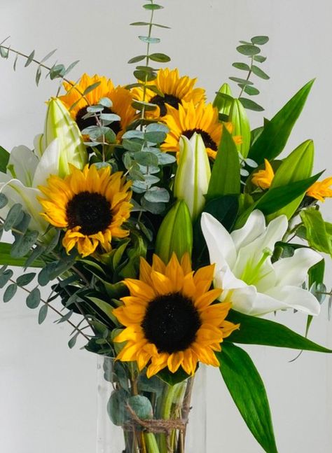 Sunflower And Lily Bouquet, Lillies Bouquet, Sunflowers And Lilies, Pretty Bouquets, Sunflower Floral Arrangements, Aesthetic Bouquet, Sunflowers And Roses, Beautiful Sunflowers, Sunflower Party