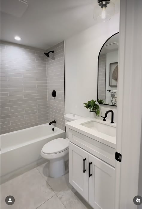 Apartment Modern Bathroom, Master Bath Remodel White Cabinets, Small Condo Washroom Ideas, Small Clean Bathroom Design, Bathroom In Apartment, Simple Bathroom With Tub, Guest Bathroom Ideas Simple, Gold Bathroom Decor Ideas Color Schemes, Plain Bathroom Ideas