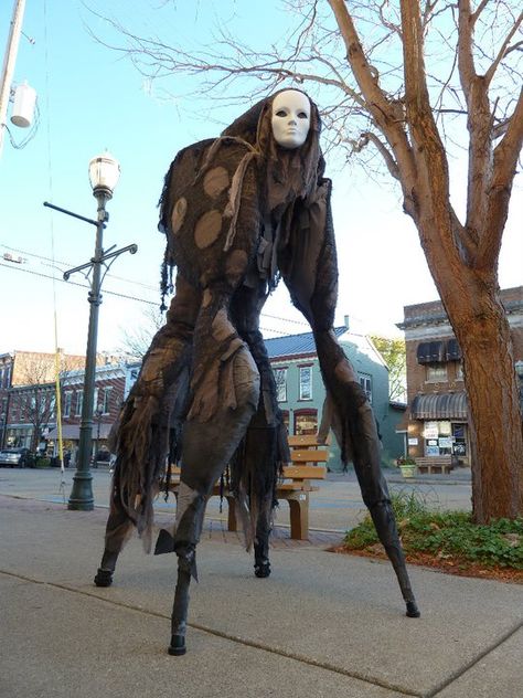 Fantastically Creepy 'Stilt Spirit' Costume Allows the Wearer to Walk on Four Legs Strašidelný Halloween, Stilt Costume, Spirit Costume, Spirit Halloween Costumes, Costume Tutorial, Scary Costumes, 다크 판타지, Fantasias Halloween, Stilts