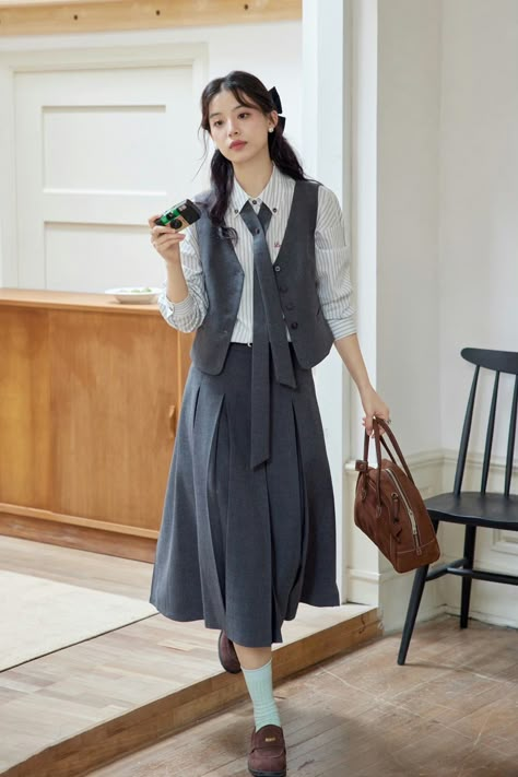 Korean Library Outfit, Korean Academic Fashion, American School Outfits, Highschool Korean Uniform, Japanese School Outfits Long Skirt, Cardigan And Skirt Outfit Korean, Preppy Style Outfits, Simple Style Outfits, Simple Casual Outfits