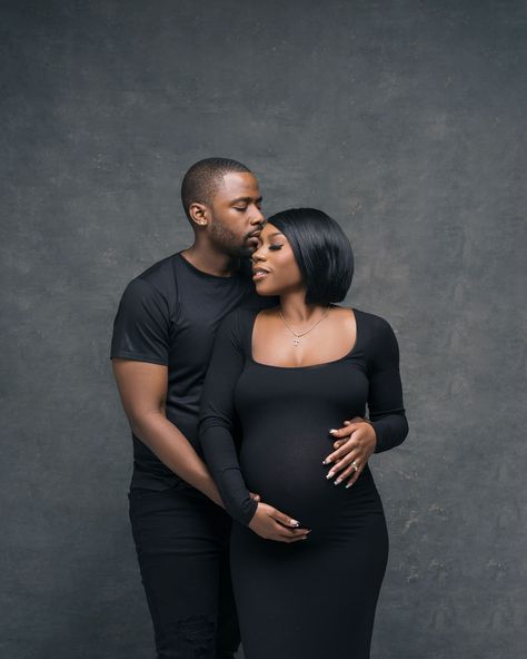 Maternity Photos Black Couples, Simple Maternity Shoot Black Women, Maternity Photos Black Women, Pregnancy Photos Black Women, Black Pregnancy Photos Couples, Maternity Photos Black Dress, Black And White Maternity Shoot Couples, Couple Maternity Photography Ideas, Black Couples Maternity Photoshoot