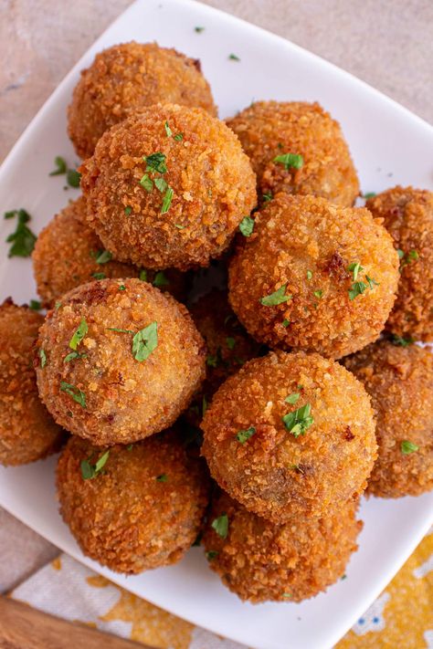 Dutch Bitterballen Recipe, Fried Meatball Recipes, Dutch Appetizers, Unique Meatball Recipes, Ball Shaped Food, Dutch Meatballs, Dutch Snacks, Bitterballen Recipe, Dutch Dishes