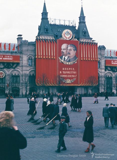 Vivid Color Photographs of Life in the Soviet Union in the 1950s Taken by a U.S. Diplomat Communist Aesthetic, Soviet Aesthetic, Union Of Soviet Socialist Republics, Communist Propaganda, Back In The Ussr, Soviet Russia, Propaganda Art, Socialist Realism, Russia Travel