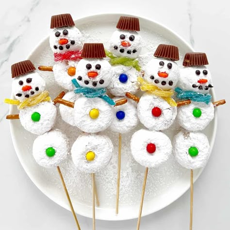 Donut Snowman, Snowman Donuts, Christmas Food Crafts, Snowman Treats, Holiday Treats Christmas, Snowman Party, Christmas Donuts, Christmas Morning Breakfast, Edible Crafts