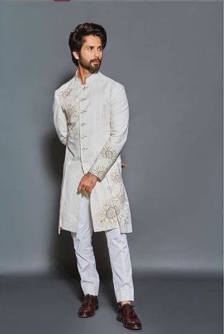 India Fashion Men, Mens Traditional Wear, Indian Wedding Clothes For Men, Boys Kurta Design, Wedding Kurta For Men, Groom Dress Men, Wedding Dresses Men Indian, Sherwani For Men, Male Models Poses