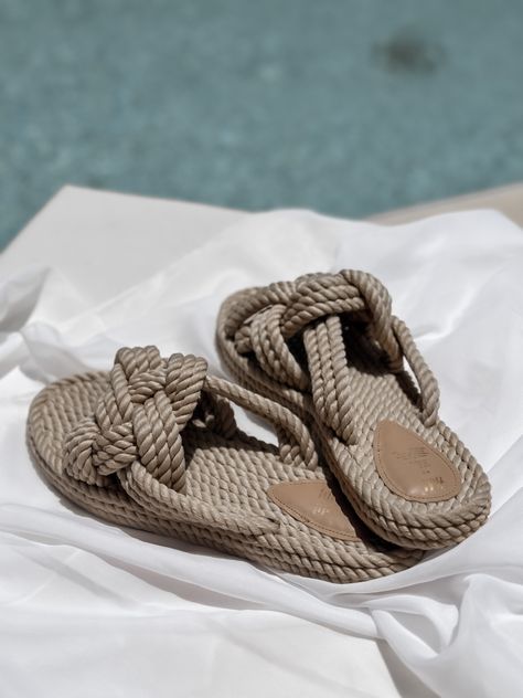 Summer style from H&M - these are a must have! They are not only beach ready but also perfect for an evening look Beach Slippers Aesthetic, Slippers Aesthetic, Vacay Aesthetic, Evening Look, Aesthetic 2024, Shoes Aesthetic, Beach Slippers, Beach Ready, Beach Style