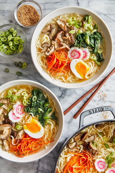 Easy Homemade Ramen - The easiest ramen you will ever make in less than 30 min! So much tastier + healthier than the store-bought version! Damn Delicious Recipes, Ramen Soup Recipes, Salad Appetizer Cups, Easy Ramen, Top Ramen, How To Make Ramen, Homemade Ramen, Ramen Noodle Soup, Ramen Soup