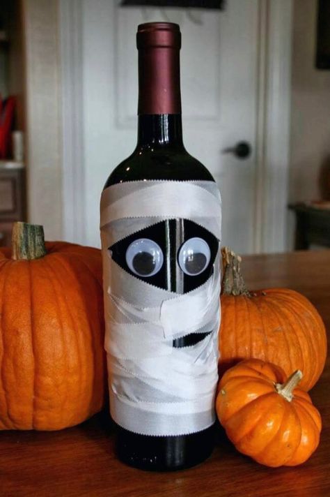 Mummy wine bottle Snack Halloween, Diy Halloween Party, Dekorasi Halloween, Halloween Party Decor Diy, Halloween Fest, Adult Halloween Party, Wine Bottle Diy Crafts, Halloween Dinner, Wine Bottle Diy