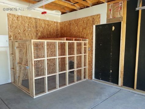 Doggy run inside garage with dog door to go inside or outside. great idea Dog Kennel Cover, Diy Dog Kennel, Dog Spaces, House Garage, Dog Yard, Pet Spaces, Dog Pen, Dog Area, Outdoor Deco