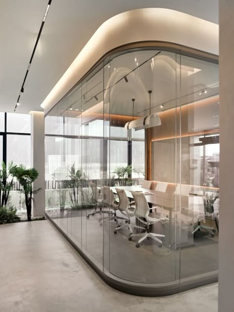 Builder Office Design, Unique Conference Room Design, Office Space Mood Board, Glass Walls Office, Builder Office Interior Design, Aesthetic Office Building, Meeting Room Design Office Modern, Aesthetic Meeting Room, Meeting Room Wall Design