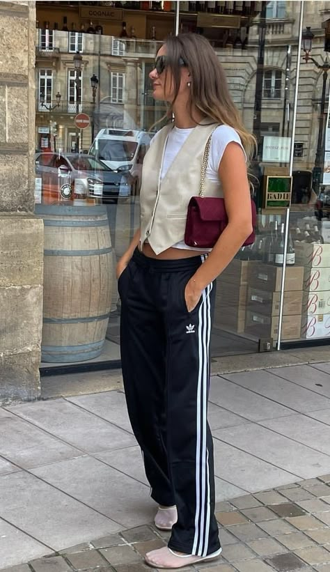 Adibreak Pants Outfit, Adidas Track Pants Outfit, Adidas Street Style, Adidas Pants Outfit, Sporty Chic Outfits, Looks Adidas, Adidas Outfits, Track Pants Outfit, Adidas Hose