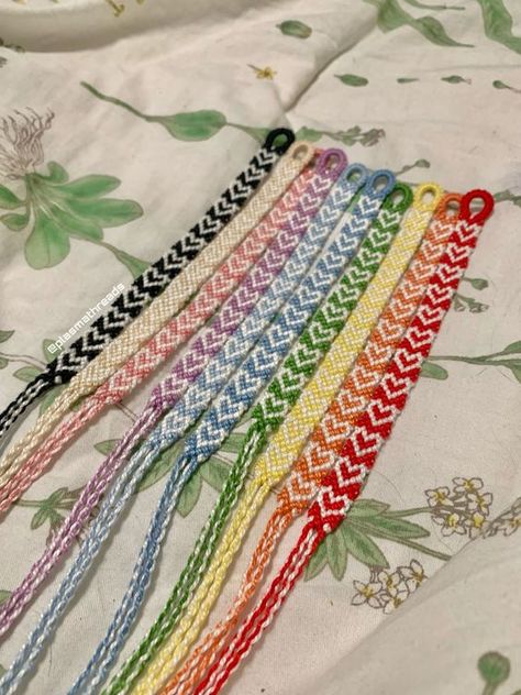 Sting Bracelets, Beachy Bracelets, قلادات متدلية, String Bracelet Patterns, Diy Friendship Bracelets Tutorial, Friendship Bracelet Patterns Easy, Yarn Bracelets, Cute Friendship Bracelets, Handmade Friendship Bracelets