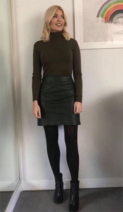 holly-willoughby-leather-skirt Holly Willoughby Outfits, Herzogin Von Cambridge, Leather Miniskirt, Recycled Dress, Leather Skirt Outfit, Boots Outfit Ankle, Winter Tights, Rock Outfit, Holly Willoughby