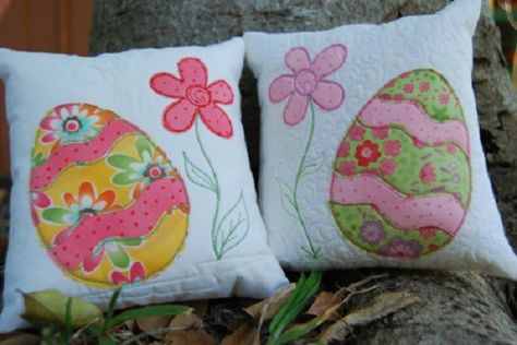 Easter Quilts, Egg Pillow, Easter Quilt, Easter Cushions, Easter Applique, Cushion Tutorial, Easter Pillows, Spring Quilts, Pillow Tutorial