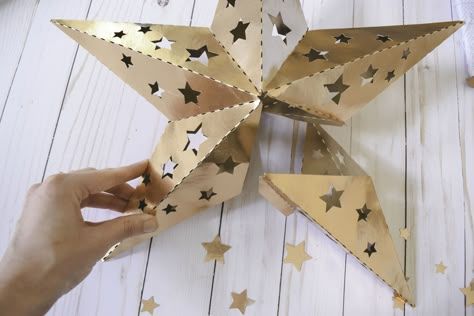 If you're interested in a fun paper star lumieres tutorial and a free template, you've come to the right place! Keep reading! Paper Star Template, 3d Paper Star, Paper Star Lanterns, Chirstmas Decor, Easy Paper Flowers, Star Template, Star Lanterns, Large Paper Flowers, Stars Craft