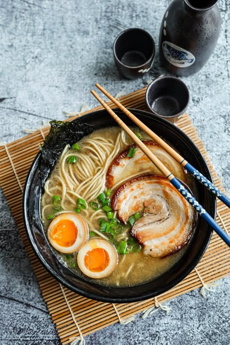 Ramen Tonkotsu Recipe, Ramen Reference Photo, Tonkotsu Ramen Aesthetic, Aesthetic Korean Foods, Ramen Bowl Photography, Cooking More Aesthetic, Japanese Food Ramen, Food Ramen Aesthetic, Ramen Street Food