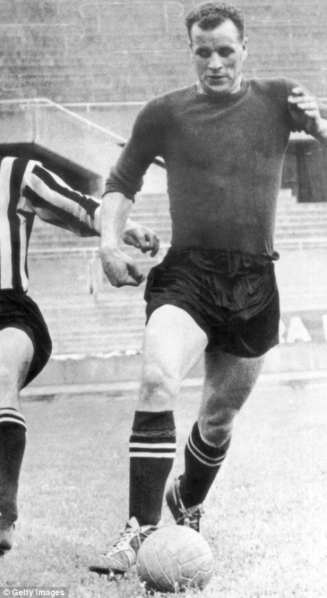 John Charles (Juventus FC, 1957–1962, 150 apps, 93 goals) joined Juventus from Leeds (Leeds United FC, 1948–1957, 297 apps, 150 goals + 1962, 11 apps, 3 goals) in 1957 for a British record £ 65'000. In his 5 years at Juventus he won the Italian League title 3 times and the Italian Cup twice. He later had a spell at AS Roma (AS Roma, 1962–1963, 10 apps, 4 goals). In 1997 on Juventus’ centenary, Charles was voted the best ever foreign player to play for the club, ahead of the likes of Platini ... Leeds United Fc, John Charles, Juventus Fc, Hereford, Leeds United, As Roma, Gentle Giant, The Club, Juventus